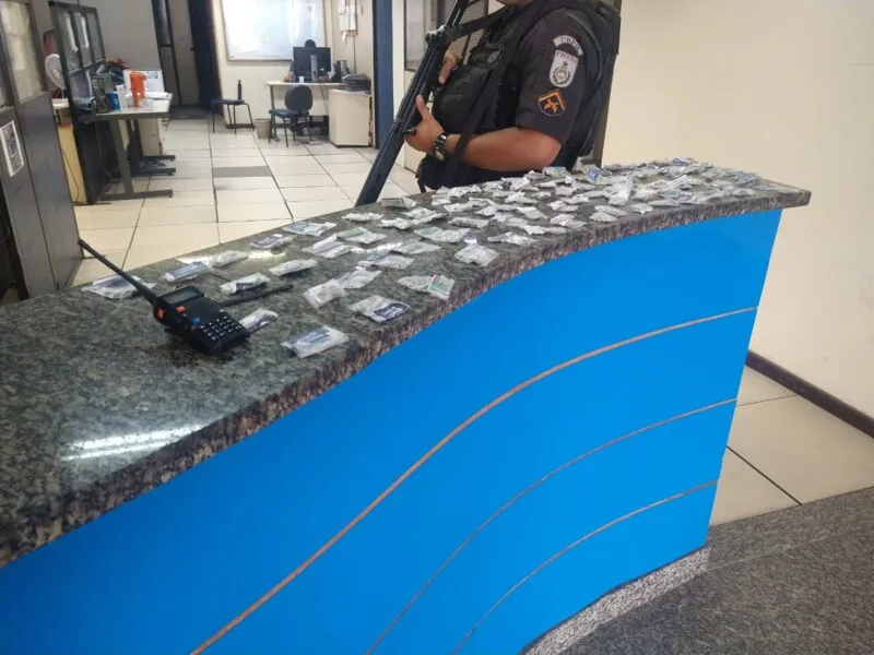 O material foi apreendido  e levado à 74ª DP (Alcântara)