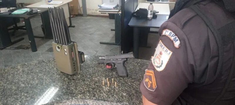 Os presos e o material apreendido foram encaminhados para a Central de Flagrantes da 73° DP