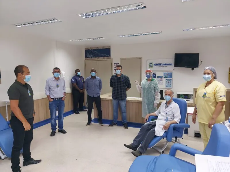 O médico Ronaldo Vianna, de 81 anos, foi o primeiro a ser imunizado