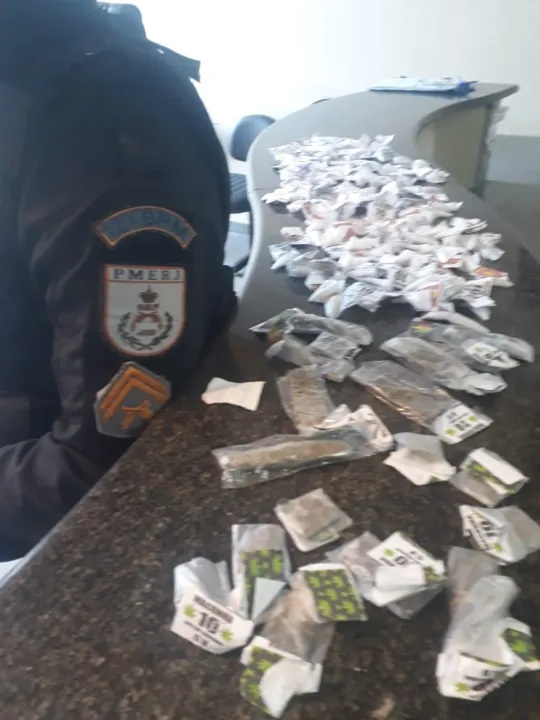 A PM apreendeu 153 pinos de cocaína e 21 troxinhas de maconha