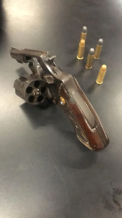 Foi apreendida uma arma