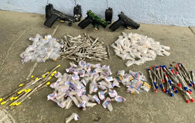 PM apreendeu armas e drogas com os suspeitos 