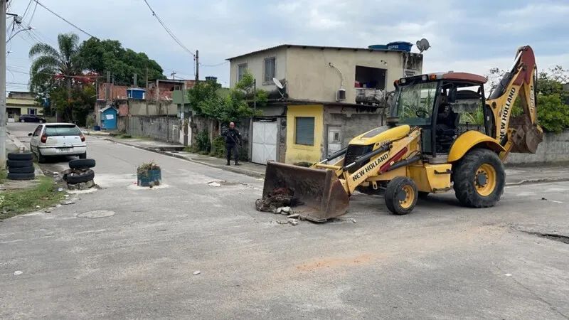Uma retroescavadeira foi usada na ação
