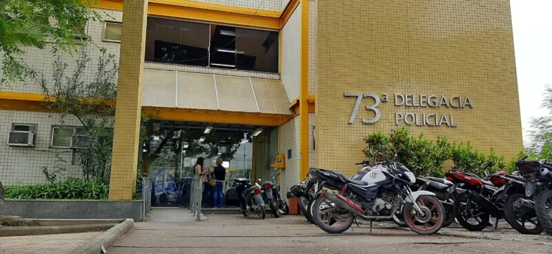 Ocorrência foi registrada na 73° DP (Neves).