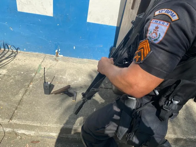 Com ele, a polícia encontrou uma pistola e um rádio de comunicação.