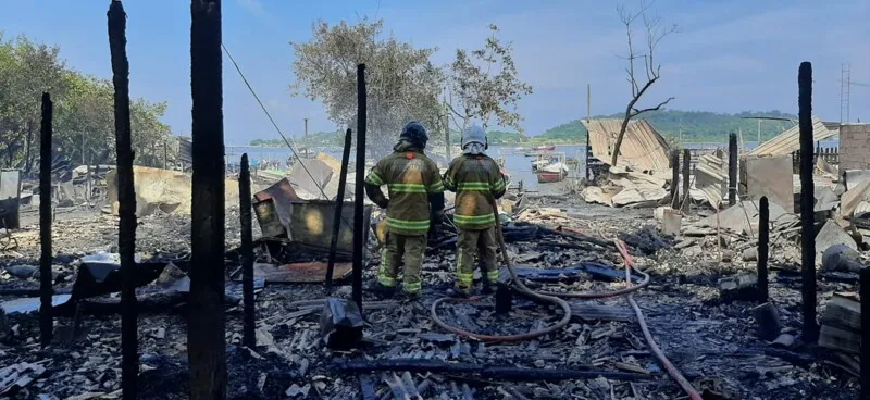 Os Bombeiros estavam no local ainda pela manhã 