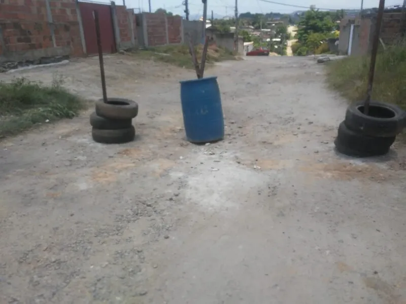 Barricadas impedem o direito de ir e vir 