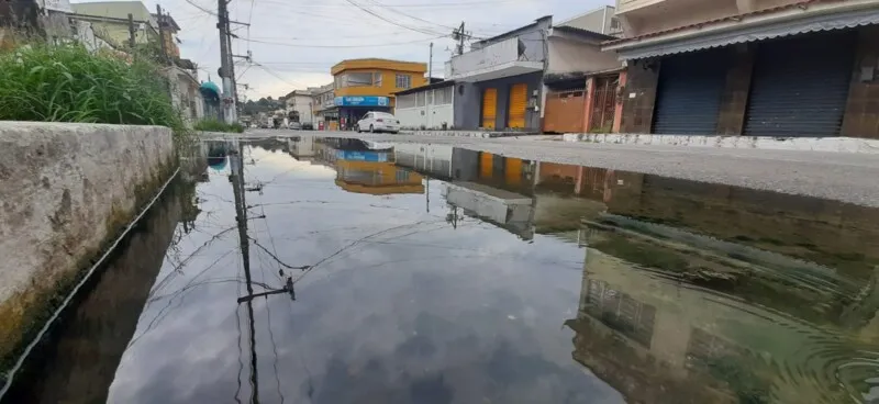 Com o bueiro entupido, o esgoto transborda pela rua