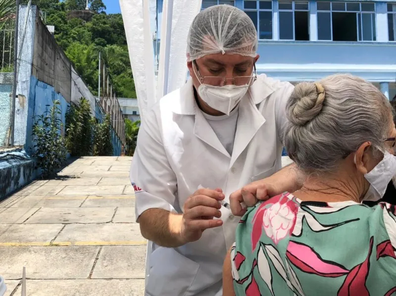 No dia 11 de maio, começam a ser vacinados idosos com mais de 60 anos