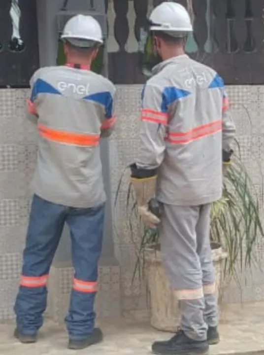 Além de ser crime, o furto de energia afeta a qualidade do serviço prestado pela
distribuidora e coloca a população em risco.