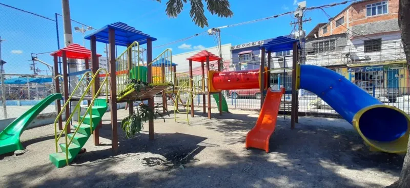 O brinquedo furtado ficava abaixo da ponte amarela  (em destaque)