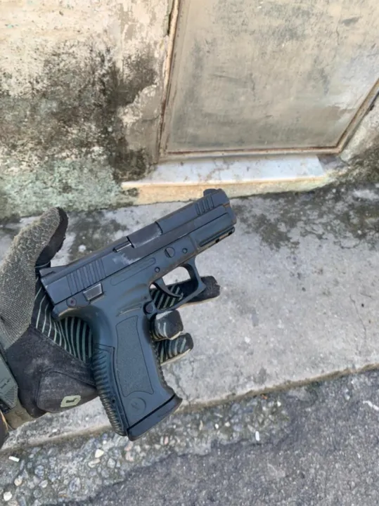 Uma pistola foi apreendida na manhã desta quarta-feira 