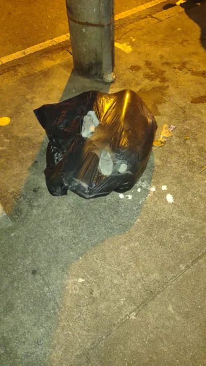 O saco foi encontrado no lixo por garis 