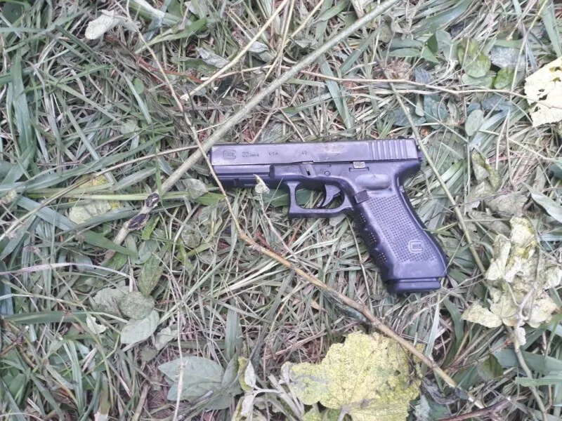 Uma Glock, calibre .40, foi apreendida pelos policiais
