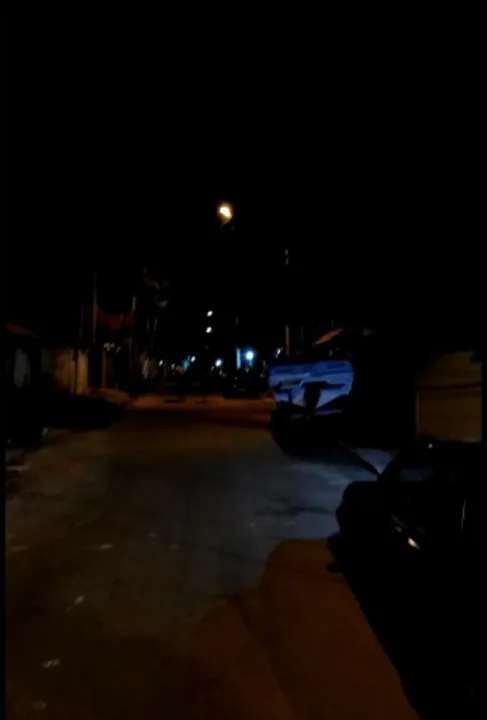 Agora, é possível ver que a luz do poste ilumina a rua
