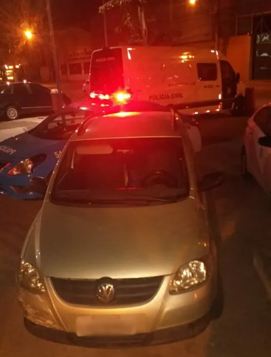No local, os bandidos deixaram um veículo Space Fox, roubado no último dia 25, na área da 73° DP (Neves)