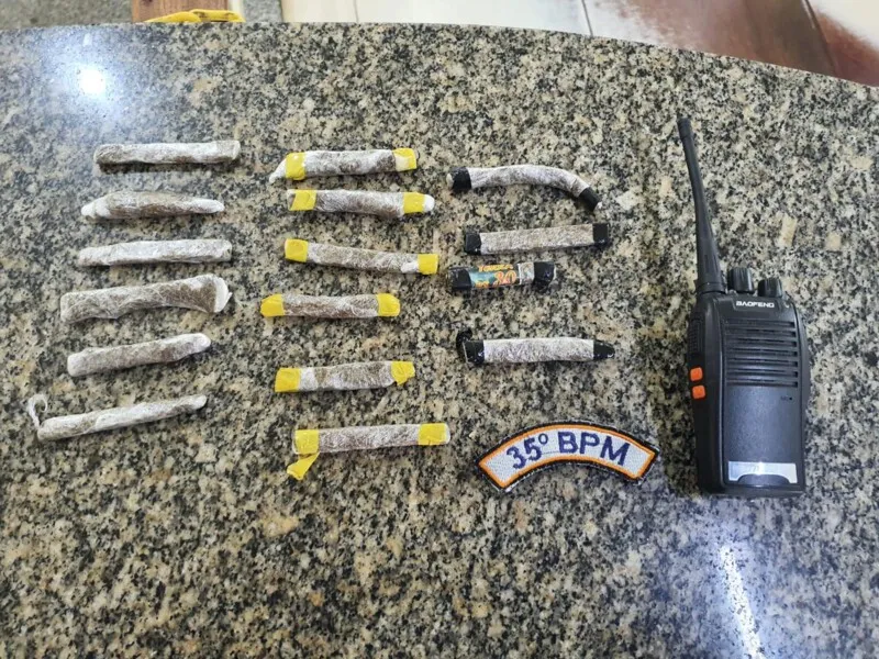 PM apreendeu maconha e um rádio transmissor 