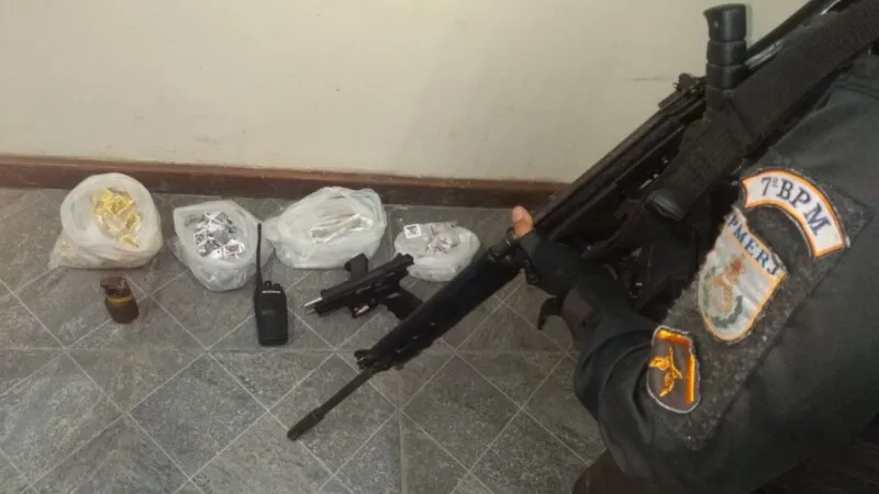 O material apreendido e o acusado foram levados para a 73ª DP (Neves)