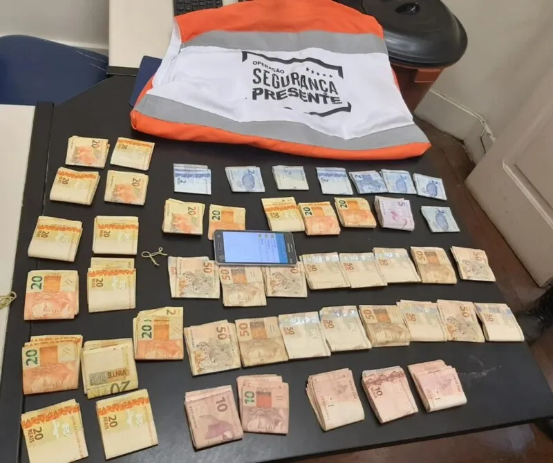 Os agentes encontraram a quantia de R$ 3.680