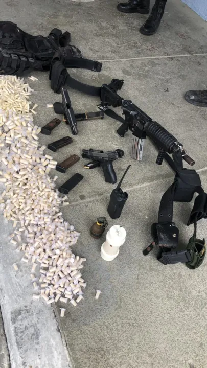 Armas e drogas foram apreendidas 