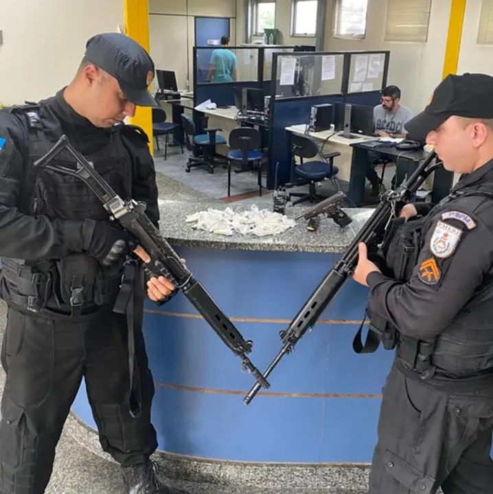 Os agentes registram o caso na 73ª DP (Neves)