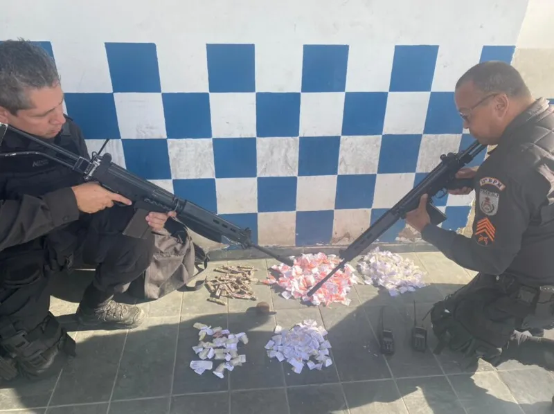 Foram apreendidas maconha, crack e cocaína 