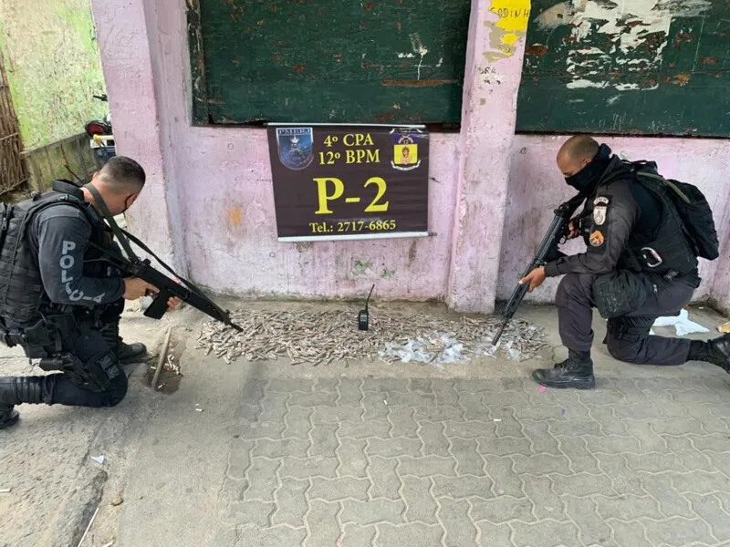 A polícia apreendeu armas e entorpecentes 