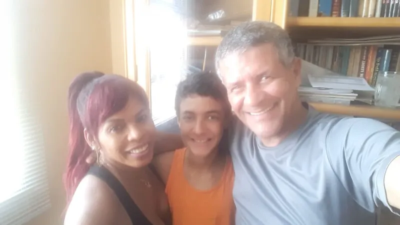 O menino foi encontrado enquanto ia escondido para casa para comer