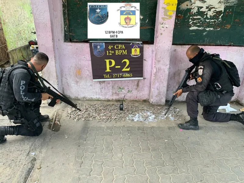 Imagem ilustrativa da imagem Dois suspeitos presos e drogas apreendidas na comunidade Nova Brasília, em Niterói