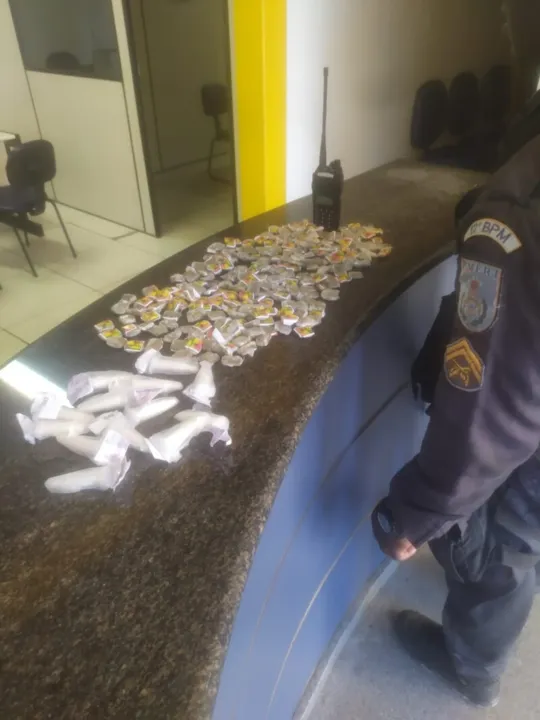 o todo, com os homens, foram encontrados 245 papelotes de maconha, 13 pinos de cocaína e um rádio transmissor