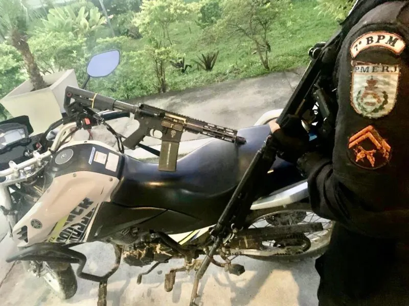 Um fuzil e uma motocicleta foram apreendidos 
