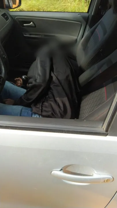 A vítima está de calça jeans azul, casaco preto, sapatênis marrom