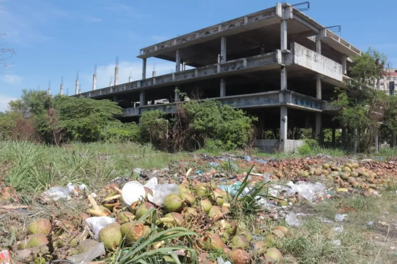 O Hospital está cercado de lixos e entulhos 