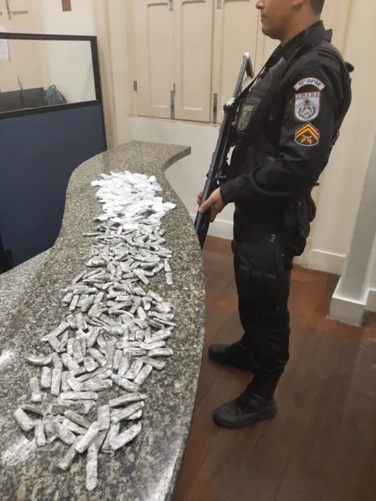 O suspeito foi levado à 76ª DP ( Centro) onde permaneceu preso