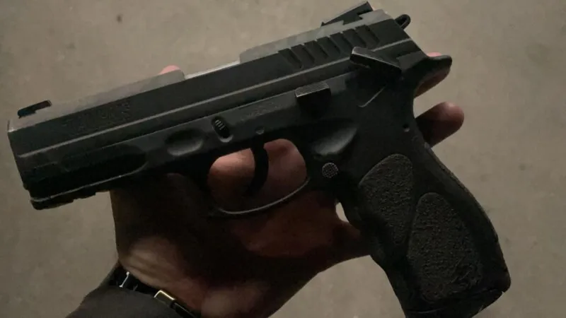 Uma pistola foi apreendida