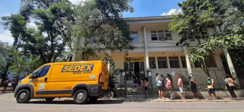 Pessoas se aglomeram nas filiais dos Correios em SG 