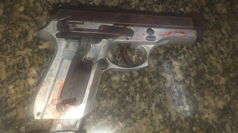 No local, bombeiros atestaram a morto do acusado, que estava com uma pistola 380