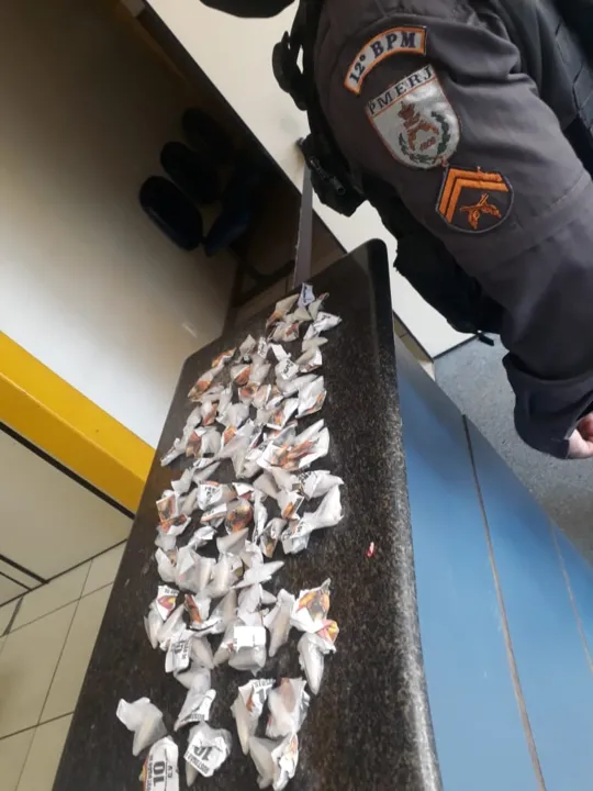 No saco dispensado pelo suspeito foram encontradas 74 cápsulas de cocaína