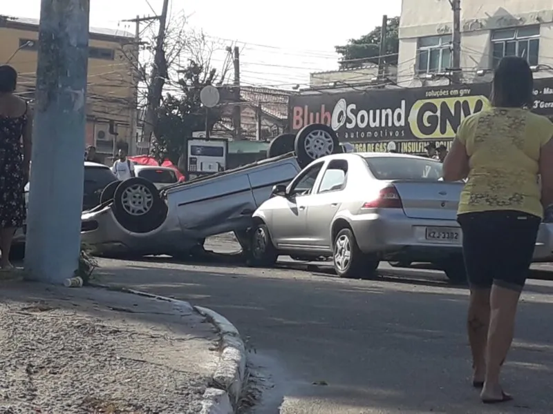 Colisão foi seguida de capotamento