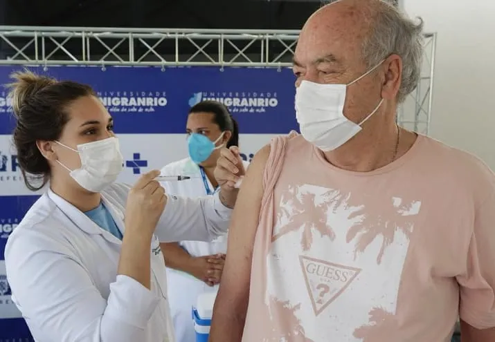 Pai do governador foi vacinado neste sábado (27)