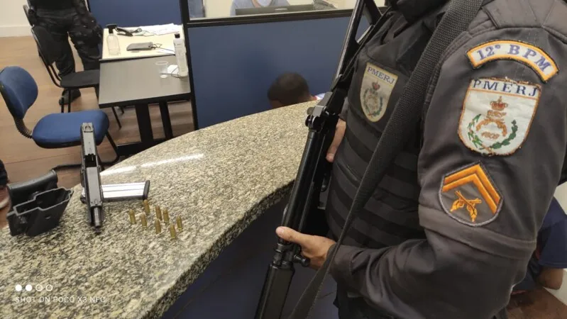 Uma pistola foi apreendida 