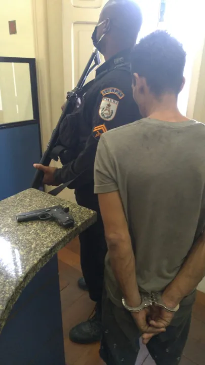 Homem estava com um simulacro de pistola