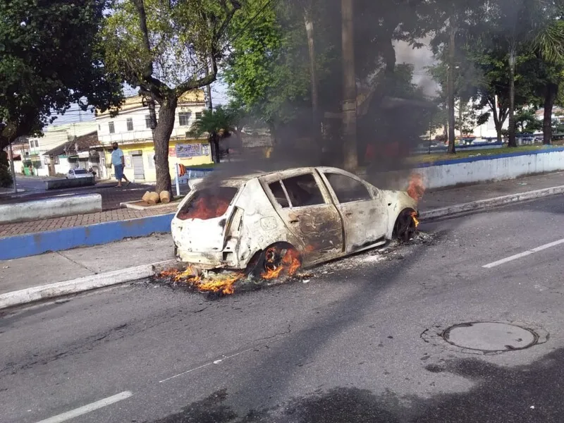 Imagem ilustrativa da imagem Veículo pega fogo e deixa uma mulher ferida no Amendoeira