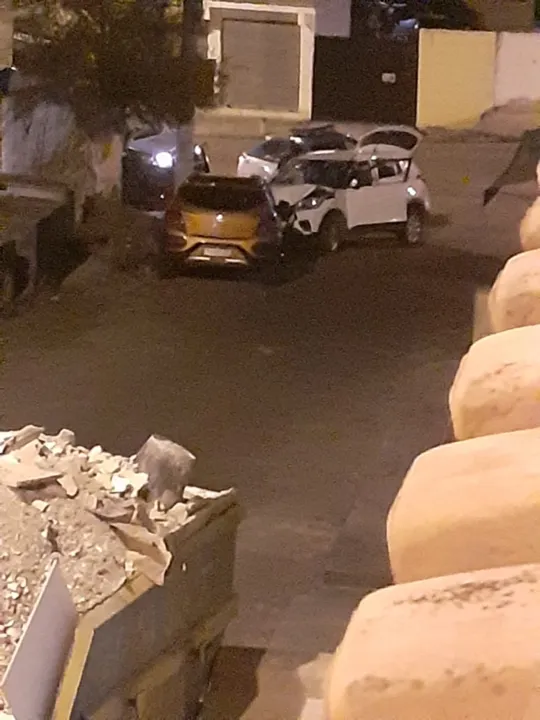 No veículos abandonado foi apreendido um revólver 38 e 401 cápsulas de cocaína