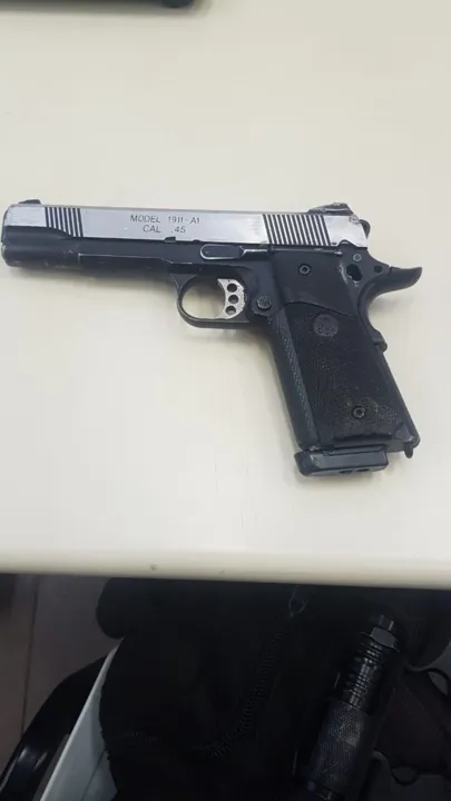 Os bandidos estavam com um simulacro de pistola