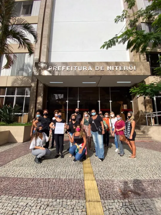 A categoria se reuniu na frente da Prefeitura de Niterói para se manifestar 