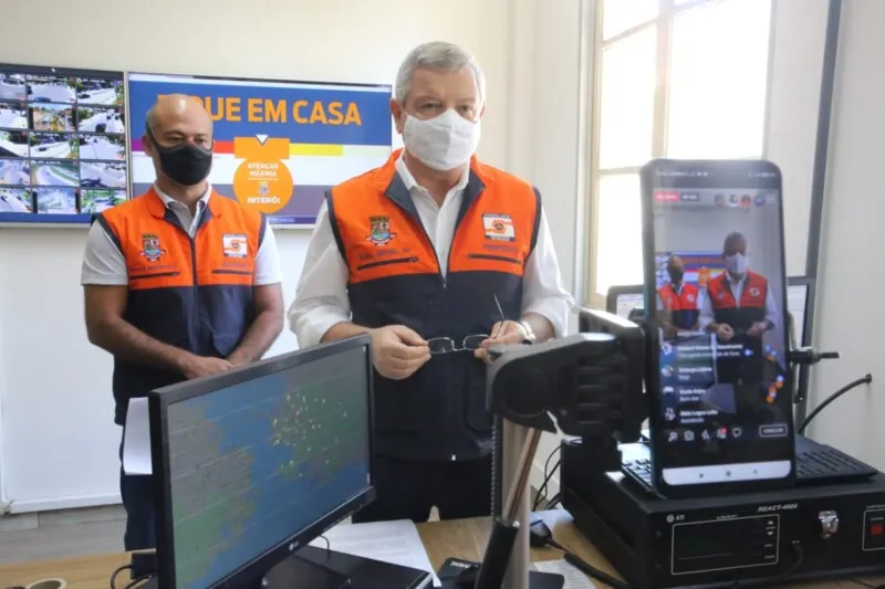 Imagem ilustrativa da imagem Prefeito de Niterói volta a usar sirenes da Defesa Civil para falar do agravamento da pandemia