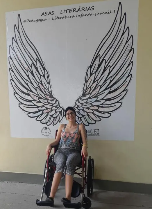 A jovem hoje tem 22 anos e venceu o câncer, mas agora precisa da amputação já que sua perna rejeita a prótese que está por dentro