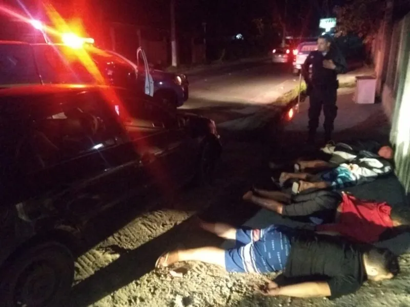 Os policiais localizaram os suspeitos na Estrada Everton da Costa Xavier