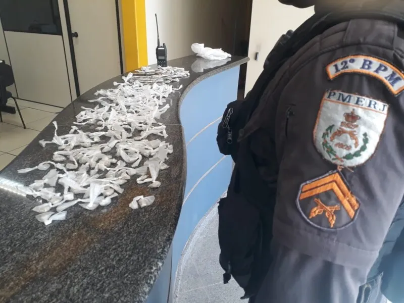 Os PMs apreenderam 247 trouxinhas de maconha, 12 cápsulas de cocaína, um rádio transmissor e um caderno de anotações do tráfico